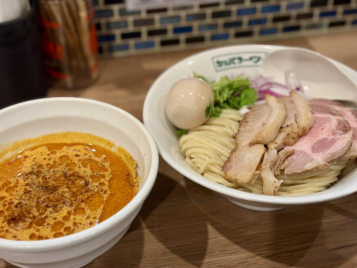 bagel_game's tweet photo. 小作のニューカッパにて今月限定の特製アジアンカレーつけ麺
ココナッツの甘みで辛さが抑えられ辛いの苦手な俺にはちょうどよい辛さで麺が進む😋
スープ割は割スープで味の深みが増しもはやスープカレー。スープカレーならとライスも追加し最後まで美味しく大満足👍
いやー食い過ぎた笑 https://t.co/WlDGAntwt9
