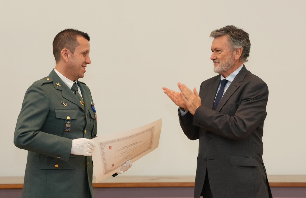 Cortes_CYL's tweet photo. El presidente y otros miembros de la Mesa de las Cortes de #CastillayLeón, han asistido hoy al acto de entrega de las Medallas al Mérito de la Protección Civil celebrado en la Delegación del Gobierno en Castilla y León. 

Un reconocimiento a la labor ejemplar de profesionales, voluntarios e instituciones que contribuyen a proteger a la ciudadanía y a responder ante situaciones de emergencia.