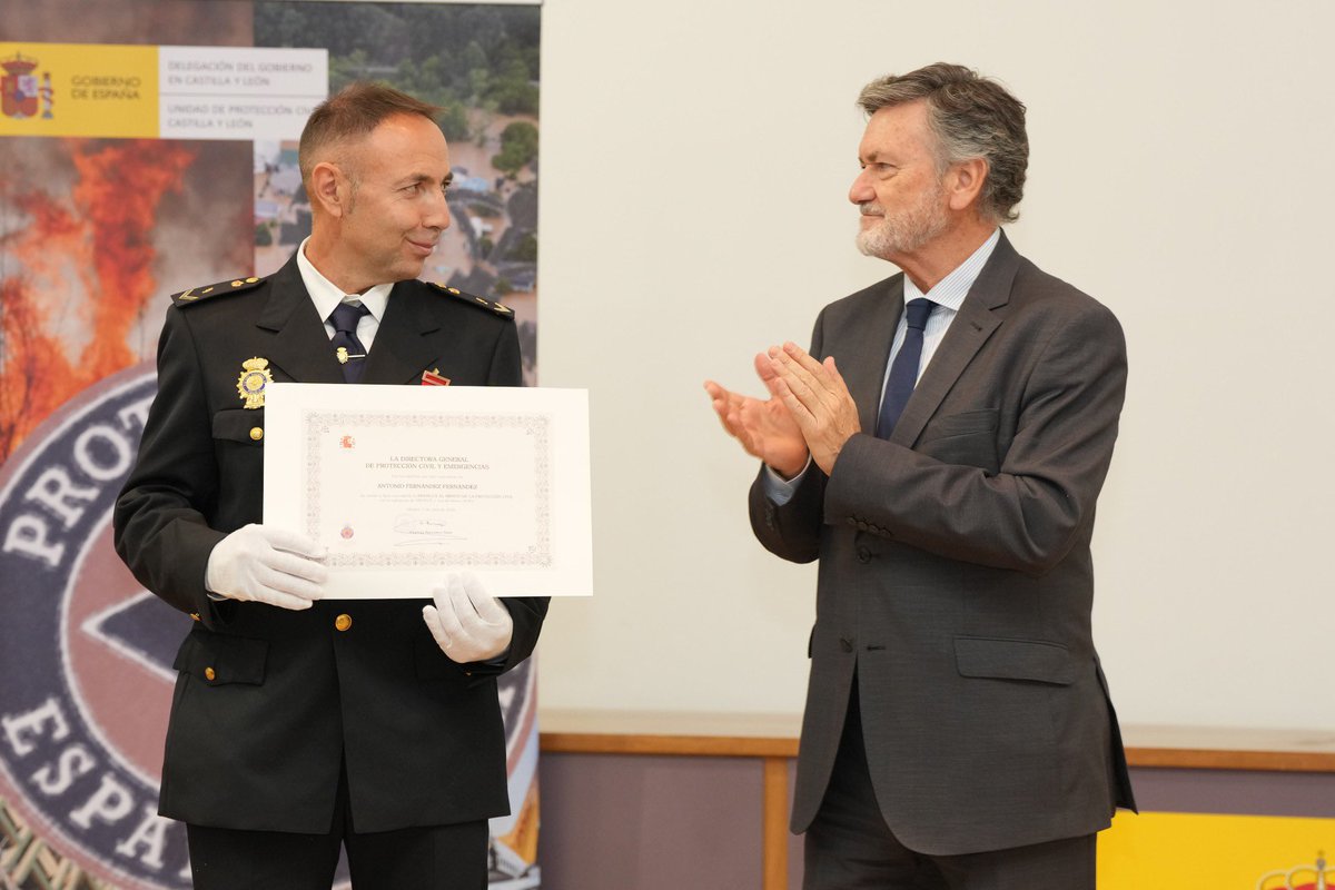 Cortes_CYL's tweet photo. El presidente y otros miembros de la Mesa de las Cortes de #CastillayLeón, han asistido hoy al acto de entrega de las Medallas al Mérito de la Protección Civil celebrado en la Delegación del Gobierno en Castilla y León. 

Un reconocimiento a la labor ejemplar de profesionales, voluntarios e instituciones que contribuyen a proteger a la ciudadanía y a responder ante situaciones de emergencia.