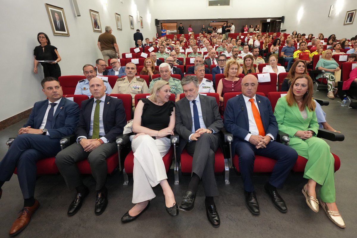 Cortes_CYL's tweet photo. El presidente y otros miembros de la Mesa de las Cortes de #CastillayLeón, han asistido hoy al acto de entrega de las Medallas al Mérito de la Protección Civil celebrado en la Delegación del Gobierno en Castilla y León. 

Un reconocimiento a la labor ejemplar de profesionales, voluntarios e instituciones que contribuyen a proteger a la ciudadanía y a responder ante situaciones de emergencia.