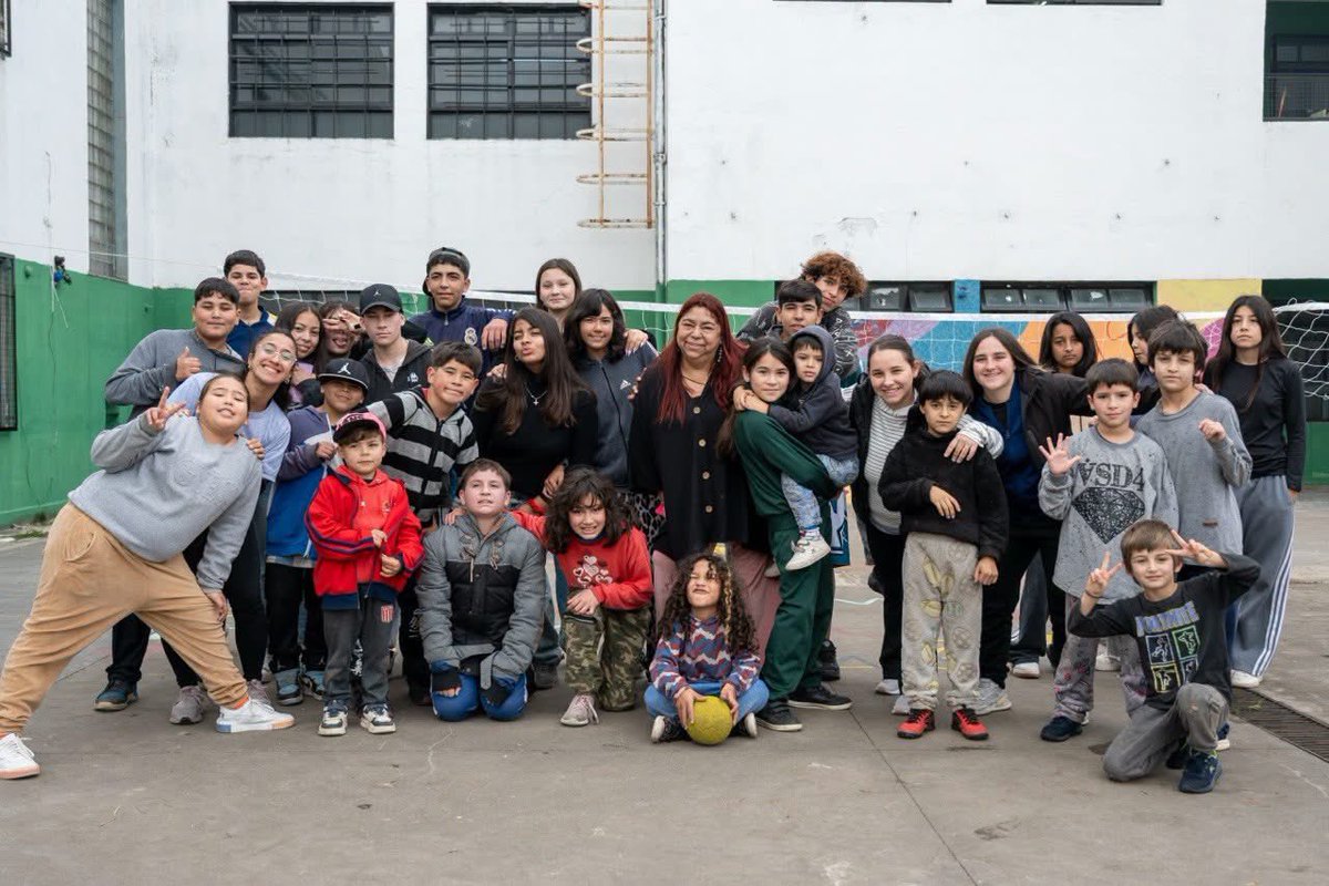 MarioSeccoOK's tweet photo. 🏫 PATIOS ABIERTOS Y ENSAMBLE

🤜🏼🤛🏽 Con el objetivo de generar espacios para los jóvenes y fortalecer lasos con los establecimientos escolares, Patios Abiertos y el Ensamble Musical son dos propuestas que se desarrollan los sábados en la Escuela Secundaria N° 2 de Punta Lara. 

🛝 “Patios Abiertos” es una herramienta de inclusión y fortalecimiento de trayectorias escolares, destinada a niños y jóvenes de entre 4 a 21 años.

🎵 “Ensamble Musical” es un espacio de formación musical, recreativo y cultural, donde los jóvenes aprenden a tocar diversos instrumentos.