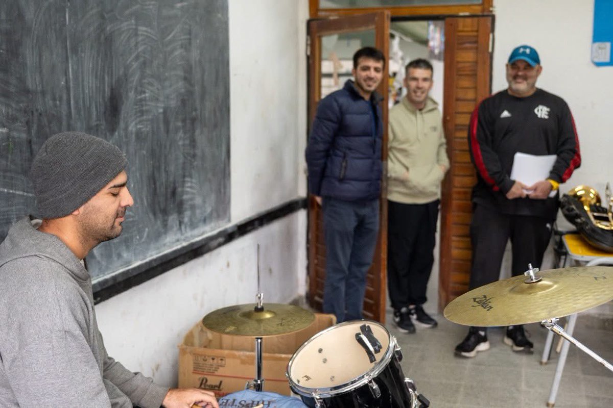 MarioSeccoOK's tweet photo. 🏫 PATIOS ABIERTOS Y ENSAMBLE

🤜🏼🤛🏽 Con el objetivo de generar espacios para los jóvenes y fortalecer lasos con los establecimientos escolares, Patios Abiertos y el Ensamble Musical son dos propuestas que se desarrollan los sábados en la Escuela Secundaria N° 2 de Punta Lara. 

🛝 “Patios Abiertos” es una herramienta de inclusión y fortalecimiento de trayectorias escolares, destinada a niños y jóvenes de entre 4 a 21 años.

🎵 “Ensamble Musical” es un espacio de formación musical, recreativo y cultural, donde los jóvenes aprenden a tocar diversos instrumentos.