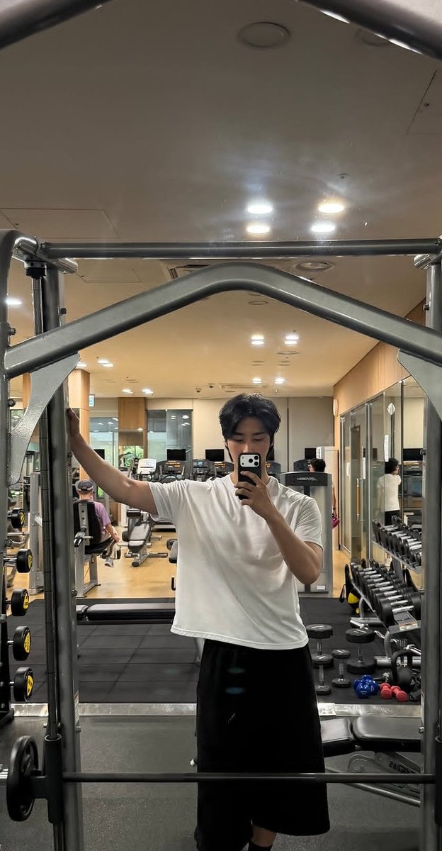 FashionistD's tweet photo. #JeeHoGeun taking gym outfits to the next level! https://t.co/EsUqOlw6Sj