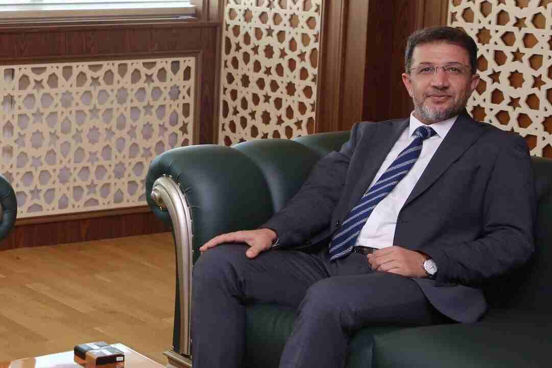 MacitNadim's tweet photo. Akrabalarını üniversiteye taşıyan Şırnak Üniversitesi Rektörü yaptığı hukuksuz işi "Allah adaleti, ihsanı ve akrabaya vermeyi emreder..."( Nahl 13: 90) ayetine atıf yaparak meşrulaştırıyor. "Akrabaya vermek"şeklindeki ifadeyi Ebu Mansur Matüridi, Tevilat, (6 /558)dlı eserinde "yakınlarınıza farz olan zekatın dışında sadaka vermek" şeklinde açıklar. Elmalı'lı  M. Hamdi Yazır, Hak Dini Kur'an Dili (5 / 3118) adlı eserinde ita ve sıla-ı rahm, akrabalarından bağı koparmamak şeklinde açıklar. Rektör, akrabalarından bağı koparmamayı devlet gücünü kullanarak üniversiteyi akrabalarını taşımak olarak görüyor. Kendine ait olmayan kamuya ait imkanları kullanarak akrabayı kayırmak ve söz konusu ayeti buna delil getirmek, durum basına yansıyıncı efelik yapmak, meydan okumak din istismarının en çarpıcı örneğidir. Ayrıca rektörlük makamını kötüye kullanmaktır. Devlet gücünü kullanarak şahsi imtiyaz alanı oluşturmayı İslam olarak sunmak çok acı bir durumdur. Bu İslam değil, bir çeşit dinsellik türüdür.
 Bu olay ister istemez üniversiteler de neler oluyor? Bunu anlamak için Sayıştay'ın raporlarına bakmak lazım. Sayıştay raporuna bakılan üniversite rektörü soluğu iktidar mahfillerinde arıyor. Sonra dinden, imandan bahsediliyor. Başkaları yolsuz, bu fiilleri işleyenler yollu. Ardından şahsi menfaatını meşrulaştırmak için ayet, hadis okumak. Bu anlayış kendi adına dini tüketmektir. 
Bu bir fotoğraf değidir, bir durumun hikayesidir.