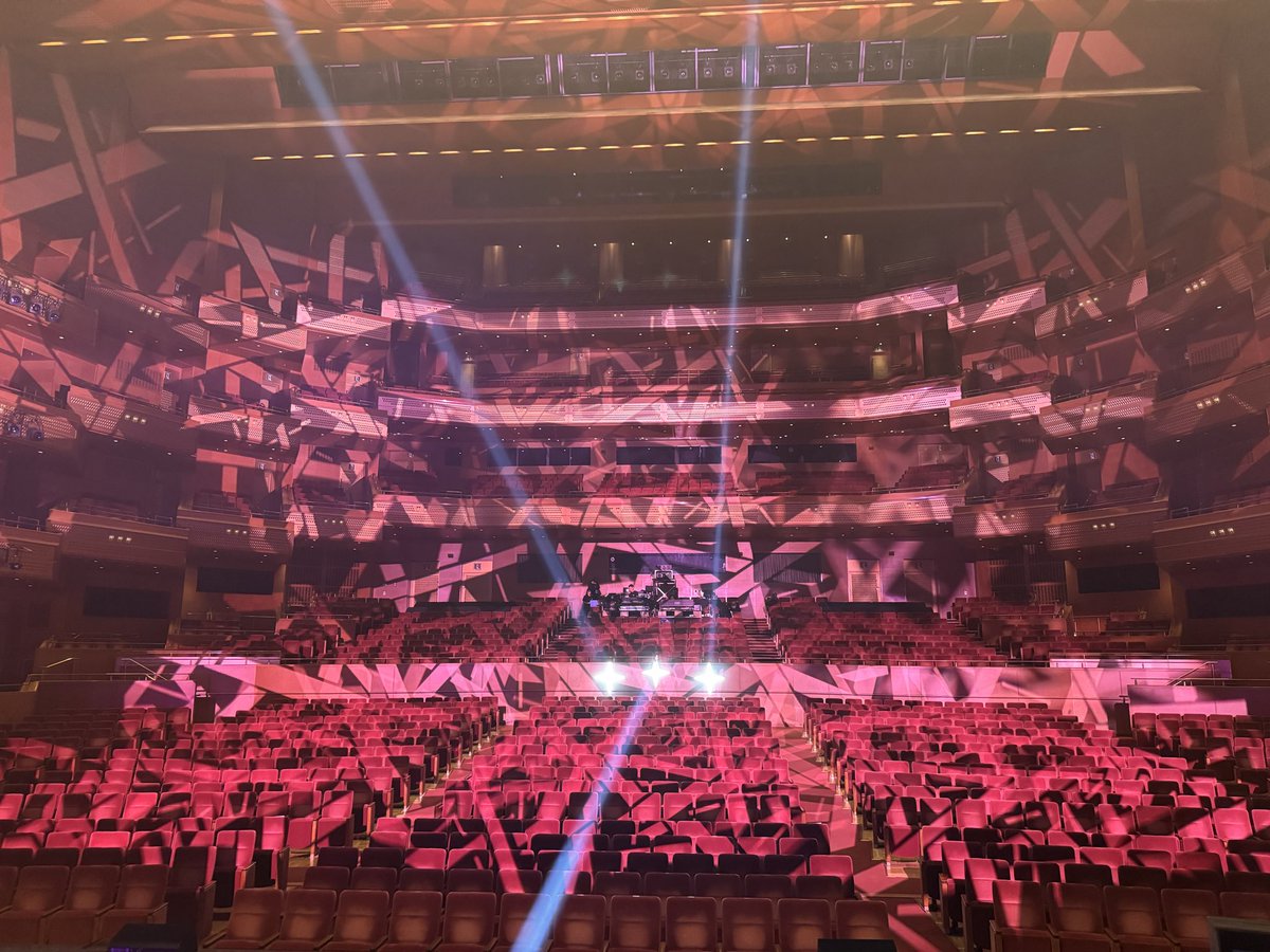 ishinariguitar's tweet photo. #純喫茶JUJU時間旅行 愛知公演、客席の雰囲気も響きも素敵な愛知県芸術劇場にて二日間、お客さんと共に時間旅行へ、、そして盛り上がりました🙌😆🎶

ケータリングさんが描いてくれてたボード、とても素敵でした✨

主くんとお揃いのTシャツで🤣👍 https://t.co/t3qLOd7yh1