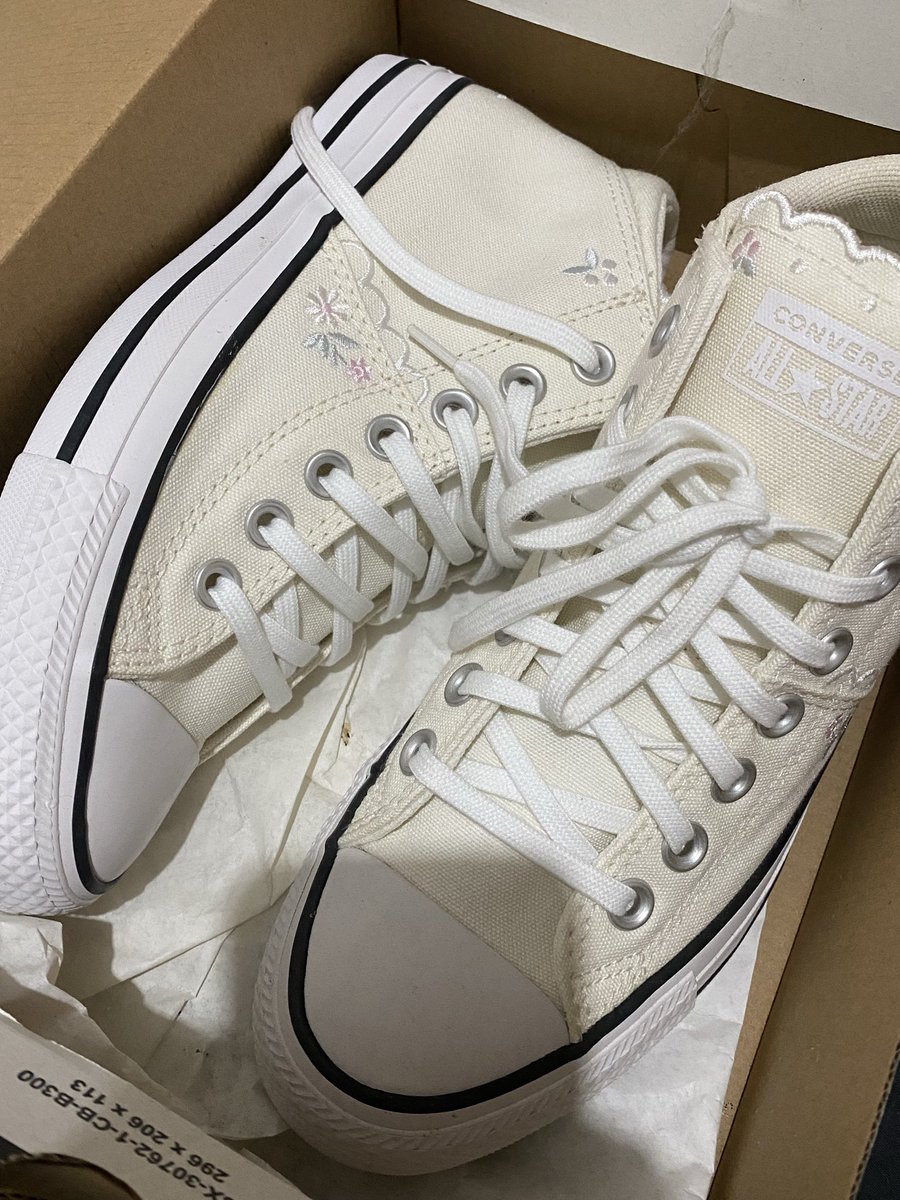 Macqlboro's tweet photo. wts sepatu converse, harga aslinya 1,xjt an jadi 800k. nego dm. (belum pernah dipake sama sekali, ada kardus aslinya) https://t.co/jkbAD6tjqx