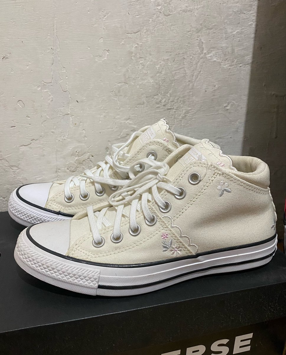 Macqlboro's tweet photo. wts sepatu converse, harga aslinya 1,xjt an jadi 800k. nego dm. (belum pernah dipake sama sekali, ada kardus aslinya) https://t.co/jkbAD6tjqx
