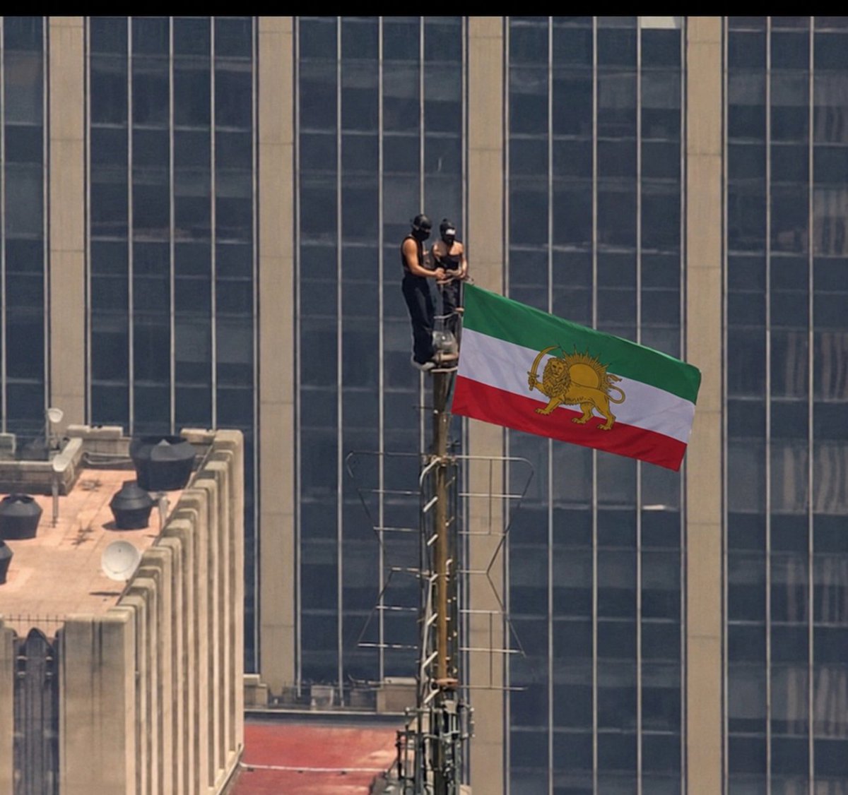 MrLukeGeorge's tweet photo. FREE IRAN 🇮🇷✌️ https://t.co/Zvq6oJ8fPp