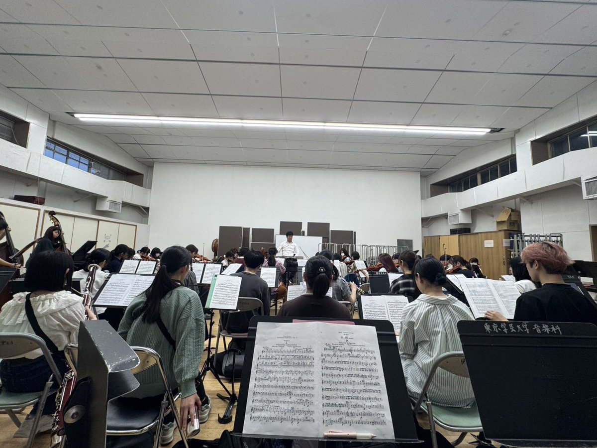 TGU_orch's tweet photo. 本日は指揮者の先生によるメイン曲の初合奏を行いました🎶
本番まで6ヶ月、先生と良い音楽作りが出来るように頑張ります！ https://t.co/zdkYXXNn72