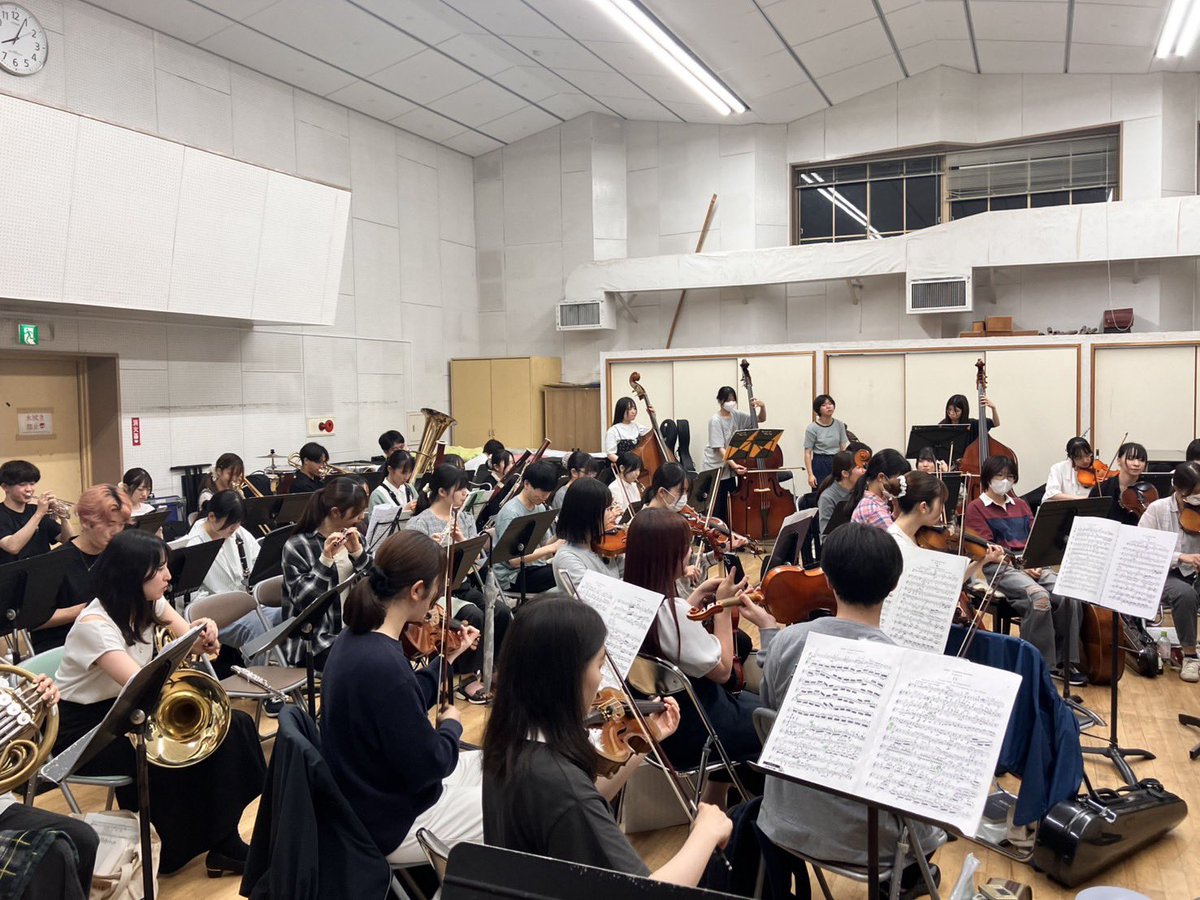 TGU_orch's tweet photo. 本日は指揮者の先生によるメイン曲の初合奏を行いました🎶
本番まで6ヶ月、先生と良い音楽作りが出来るように頑張ります！ https://t.co/zdkYXXNn72