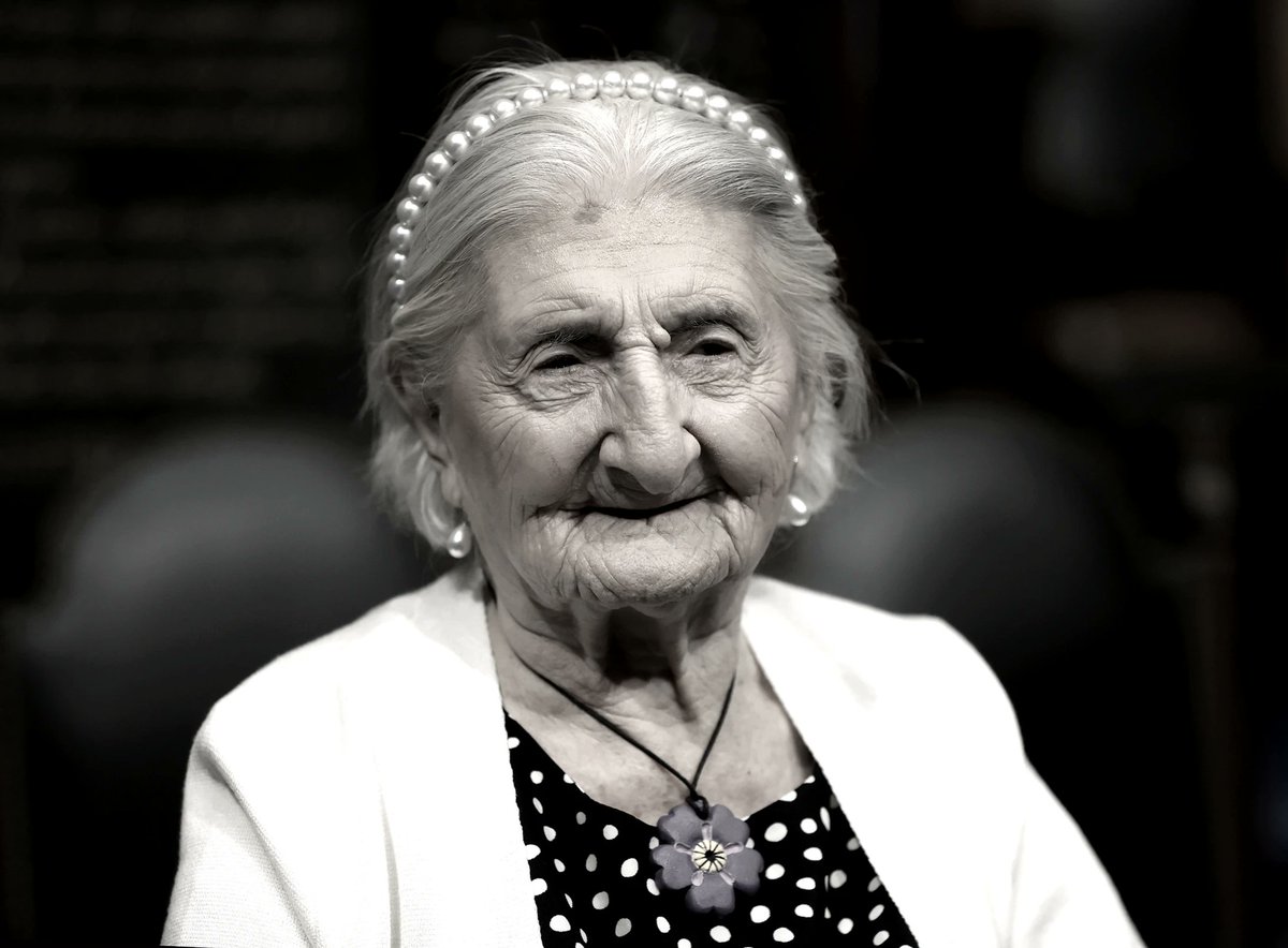 AGOSgazetesi's tweet photo. 📌Ermeni Soykırımı’nın son tanıklarından Mary Vartanian vefat etti

▪️1914 Antep doğumlu Mary Vartaian, Halep'ten Beyrut'a, Beyrut'tan Massachusetts'e uzanan 112 yıllık hayatını tamamladı. Mary 109 yaşındayken, Nisan 2024’te, her yıl düzenlenen Ermeni Soykırımı anma töreni kapsamında Massachusetts Eyalet Meclisi tarafından ödüllendirilmişti.

https://t.co/TXPz4z6lrm
