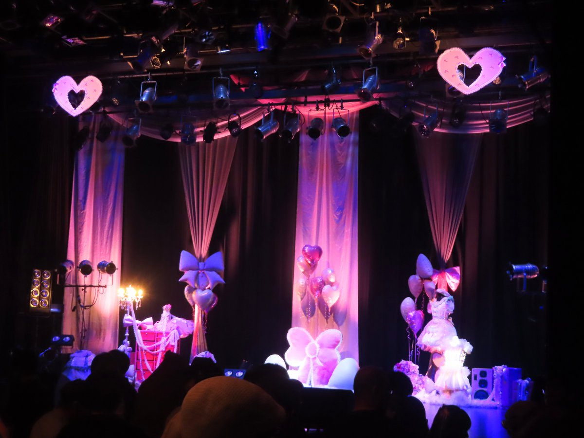 choota_C_scream's tweet photo. 過去の生誕衣装もあった、なこの部屋のようなセットと衝撃サイズのケーキ。
#カラフルスクリーム https://t.co/B7SCvftfor