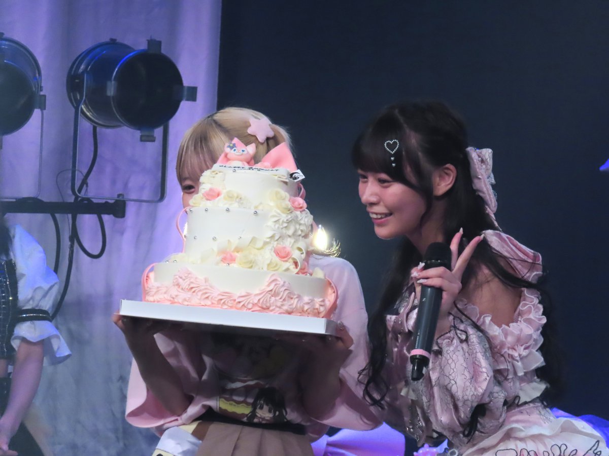 choota_C_scream's tweet photo. 過去の生誕衣装もあった、なこの部屋のようなセットと衝撃サイズのケーキ。
#カラフルスクリーム https://t.co/B7SCvftfor