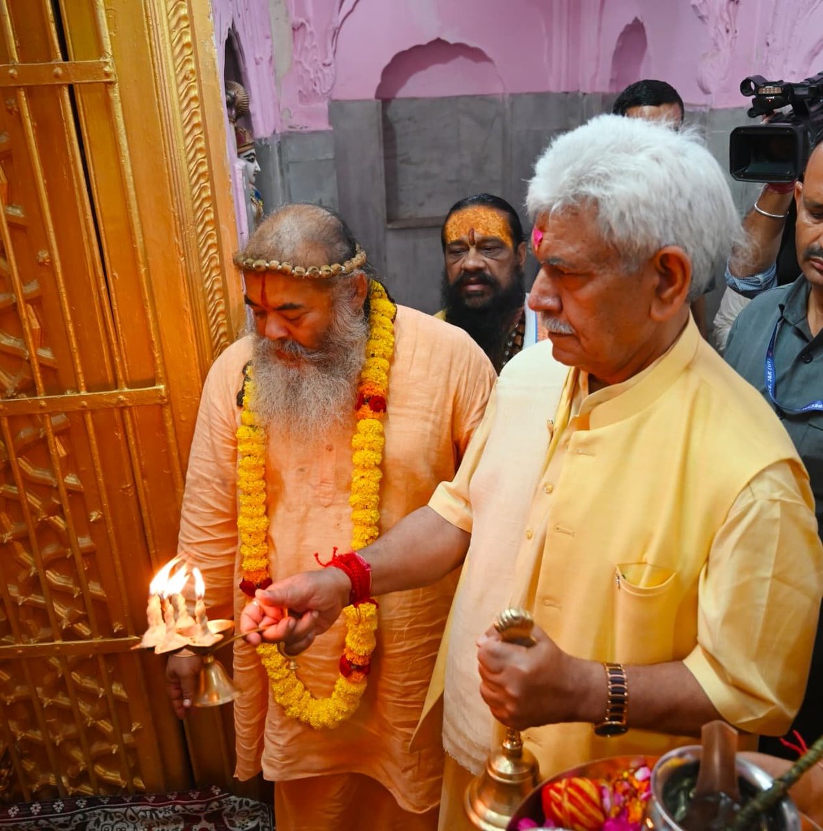 ANB_JK's tweet photo. Lieutenant Governor Manoj Sinha on Thursday paid obeisance at the ancient Shri Ram Mandir in Purani Mandi, Jammu, and offered prayers for the happiness, well-being and prosperity of all. During his visit, he conveyed his heartfelt best wishes to the Sadhus and Sadhvis embarking on the annual Shri Amarnath Ji Yatra. Mahamandleshwar Mahant Rameshwar Dass, MLAs Yudhvir Sethi and Kuldeep Raj Dubey, along with religious leaders and senior officials, accompanied the Lieutenant Governor.