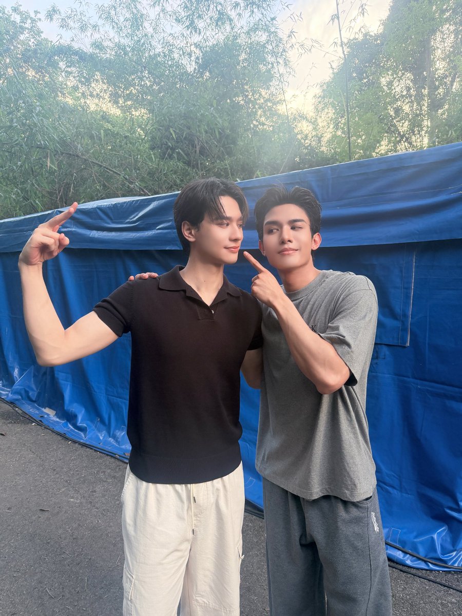 KhemjiraSeries's tweet photo. โบราณเพิ่นว่าไว้ คนเดียวหัวหาย แต่ 2 คน… 😨

กะคื้อ เพิ่นภีม เพิ่นคเชนทร์ งัยจ๊ะ 🤣 มื้อนี้พ่อครูกับพี่คเชนทร์ รับบทดูโอ้โซโล่กันจนเรือนพ่อครูแทบแตก แต่กะบ่ยั่นเพราะมีกำลังจัยดี๊ดีทั้งคู่ คิคิคิ 🤭

แต่ตอนนี้พี่ลูกแอดขอรับบทสารถีขับรถเปิดประทุน พาพ่อครูกับพี่คเชนทร์ไปพักผ่อนก่อนนะจ๊ะ เพราะนั่งตักกันจนเมื่อยแล้ววว บ๊ายบายยยย 👋🏻✨

#เขมจิราตอนพิเศษถ่ายละเด้อ