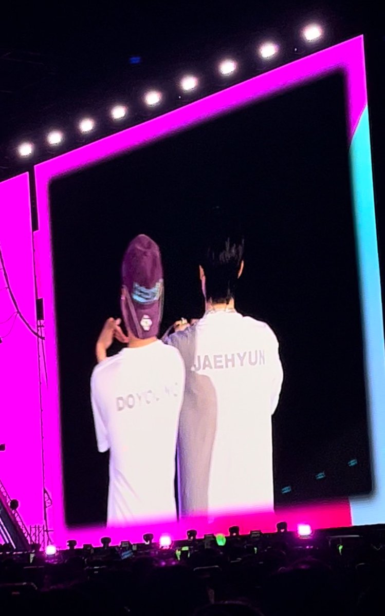 ___jaehyun127's tweet photo. อือ ไปวนดูคลิปคอนเสิร์ตที่มธมา พึ่งเห็นว่าคลิปนี้แจฮยอนยืนทำหัวใจอยู่ น้องโดยองเดินมาดุ๊กดิ๊กทำด้วย เห้อๆๆ น่ารักอ่ะ 🤲🏻🥺 https://t.co/d6rXBIpCkN