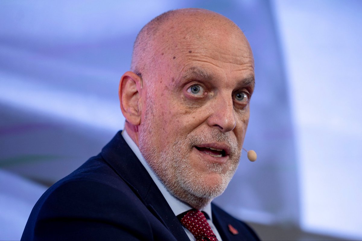 Somhiseremfcb's tweet photo. 🗣️Javier Tebas: “Debo recordar que cuando se ficha a un jugador, si pagas 100 M€, eso se amortiza. Para el « Fair Play », si fichas por 100 M€ y el jugador es por 5 años, eso cuenta como 20. Y la otra cosa que se suma es el salario del jugador. No me corresponde a mí anunciar el 1/1 del Barça, pero creo que lo han logrado, debo preguntar al comité económico, pero han conseguido alcanzar sus objetivos.”