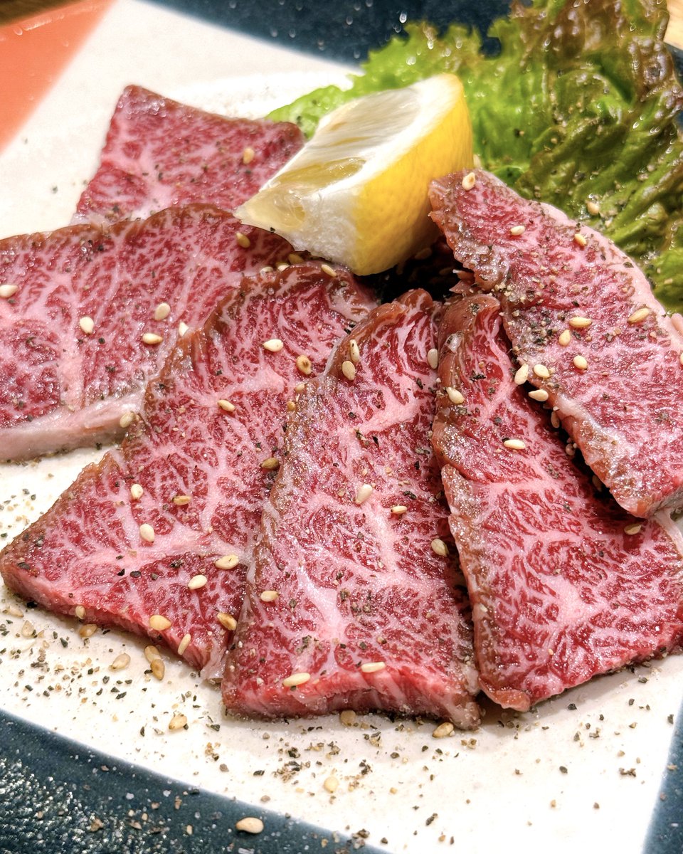 fallindebu's tweet photo. 横浜の伊勢佐木町（関内）にある「闘牛家」は、煙もくもく系の大衆的な町焼肉。
ここの「ハラミ」がイイと聞きつけて初訪問してみたら、しっかりサシの入ったジューシーな和牛のハラミが登場！
炭火で焼肉を楽しみつつ、石鍋に肉もごろごろ入った「牛スジ煮 880円」もマストだったよ！ https://t.co/IdhwflngjU