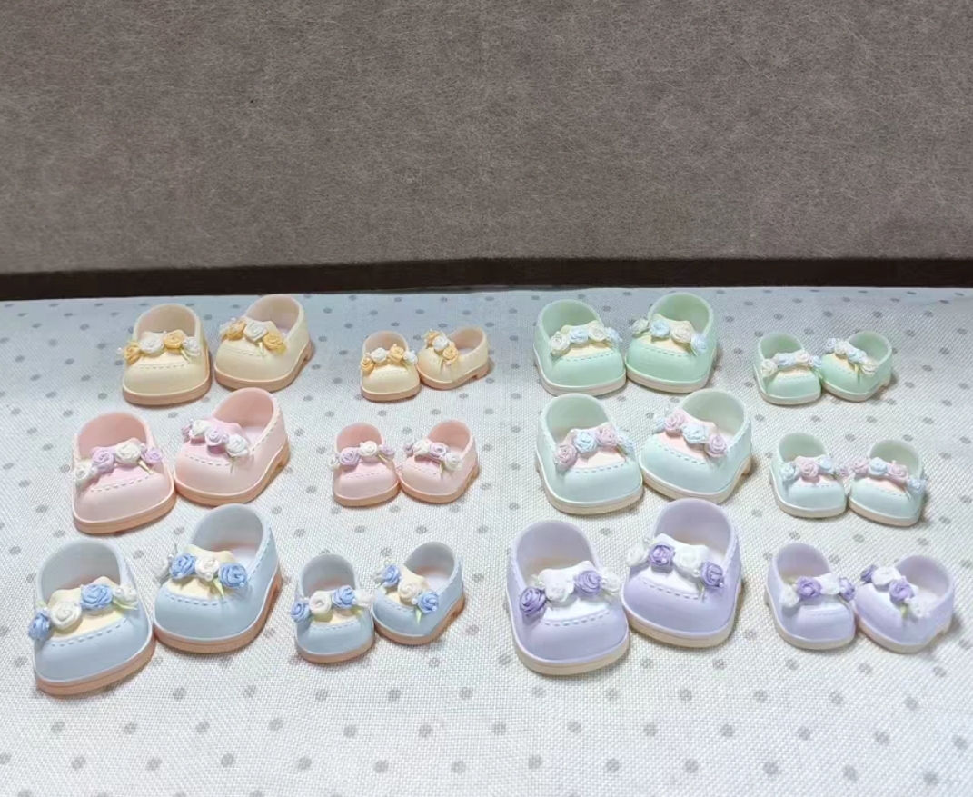yojung_bo's tweet photo. [시엔위] 유니폼 신발 10&20 수요조사
https://t.co/3nZSLlEoHU

와모님께서 직접 색칠부터 파츠를 붙여서 수제작으로 완제품을 만들어주시는 수제 신발입니다! 옵션이 굉장히 다양하기 때문에, 어떤 제품을 먼저 진행할 지에 대해 간단하게 수요조사 하고자 올렸어요. 내일까지 확인 후, 더 많은 투표가 된 제품을 진행하고자 합니다. 자세한 내용은 폼 참고해 주세요😊