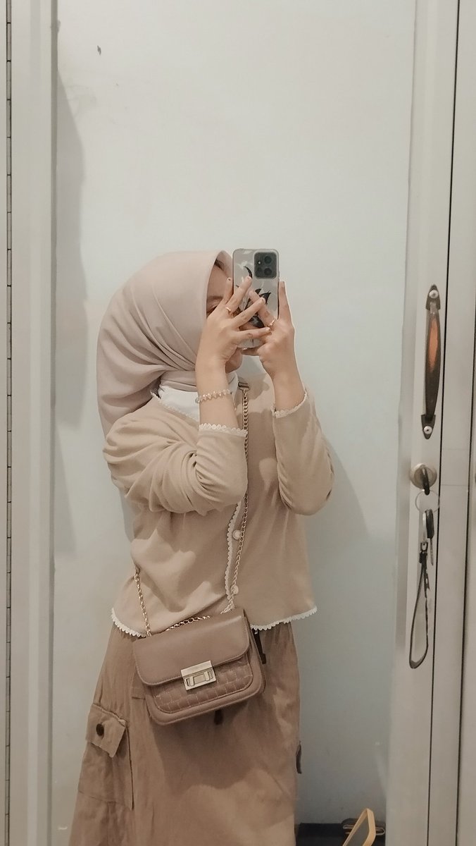 hyvmaaa's tweet photo. @Tigerlily274431 @tanyakanrl kak ini type hp kita sama ga sih? casing nya jg mirip2😭 https://t.co/sXM9p48apv