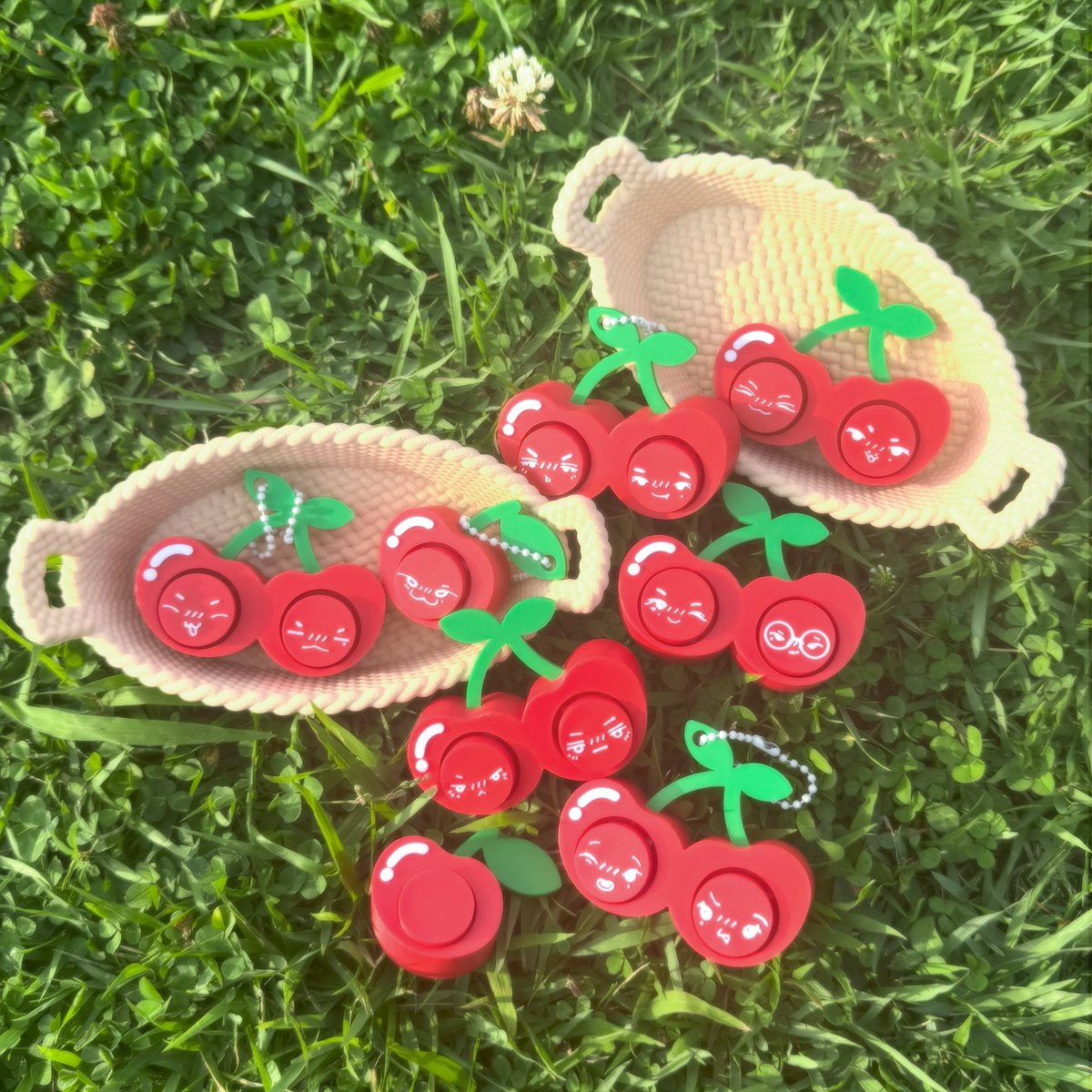 ddalkacddalkac's tweet photo. 🍒세븐틴 속성 체리 #클릭커 8차 마켓 OPEN🍒
📅 7/3 12:30 ~ 7/13 23:59

🍒 #rt 해주신 한 분을 추첨하여 클릭커를 증정해드립니다!
🍒 선착특전 1명
🍒 럭키번호 2명
🍒 3개 이상 구매 시 바구니 증정 (한정 수량)

⚠️ 옵션 선택 없는 윗치폼으로 진행됩니다.
주문 전 안내를 꼭 확인해주세요! https://t.co/b9Yh64Lt7B