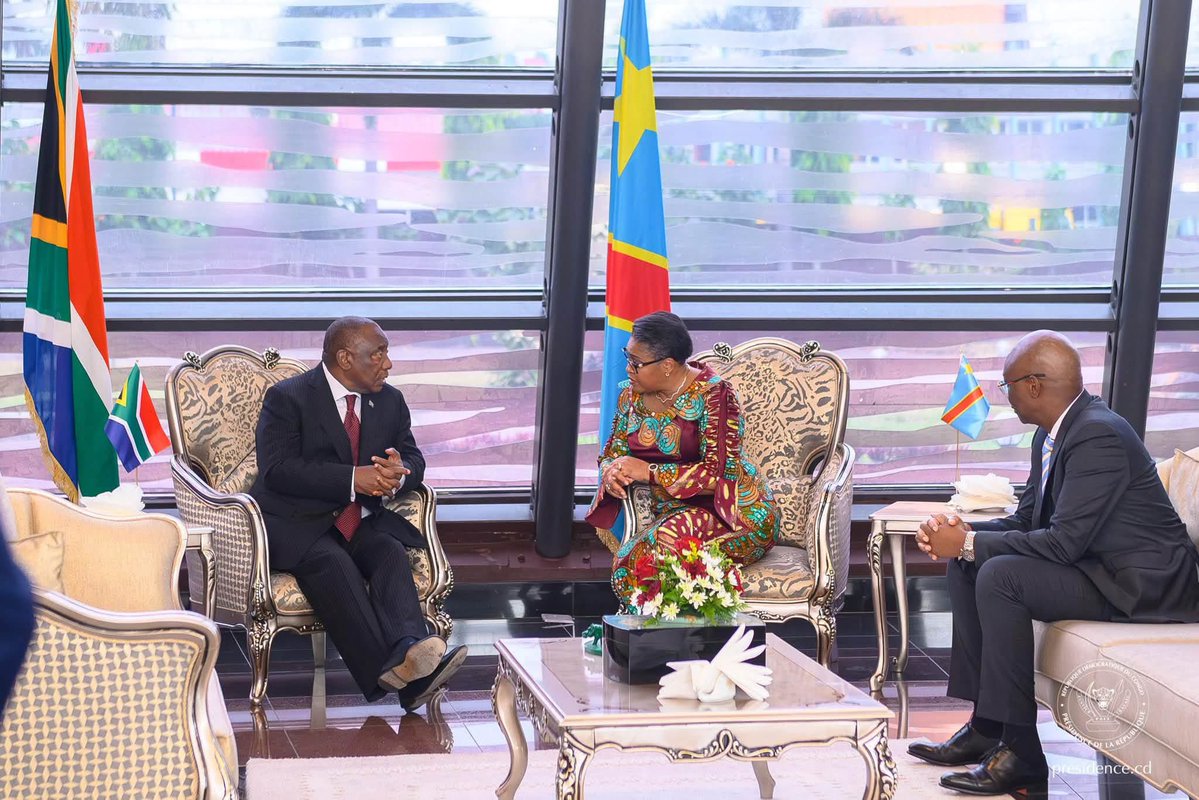 benedicteM0's tweet photo. Kinshasa accueille le Président sud-africain Cyril Ramaphosa pour renforcer la coopération dans la lutte contre les pandémies

Dans le cadre de son mandat de Champion de l’Union africaine (UA) pour la préparation, la prévention et la riposte aux pandémies, le Président de la République d’Afrique du Sud, Cyril Ramaphosa, est arrivé ce jeudi 2 juillet 2026 à Kinshasa pour une visite de travail de quelques heures.

À son arrivée à l’aéroport international de N’djili, il a été accueilli par la Première Ministre, Judith Suminwa, avant de rejoindre la Cité de l’Union africaine où il s’entretient en tête-à-tête avec le Président de la République, Félix Tshisekedi.

Les deux Chefs d’État se rendront ensuite à l’Institut national de recherche biomédicale (INRB) afin d’évaluer l’évolution de la riposte contre Ebola ainsi que les capacités nationales de recherche, de surveillance épidémiologique et de réponse aux urgences sanitaires. La visite s’achèvera par un point de presse conjoint.

À ce jour, les engagements financiers en faveur de la riposte contre Ebola dépassent 910 millions de dollars américains, dont 13,5 millions de dollars mobilisés par l’Afrique du Sud, témoignant de la solidarité africaine et de l’engagement de la communauté internationale aux côtés de la République démocratique du Congo dans la lutte contre les pandémies.
BM✍️✍️