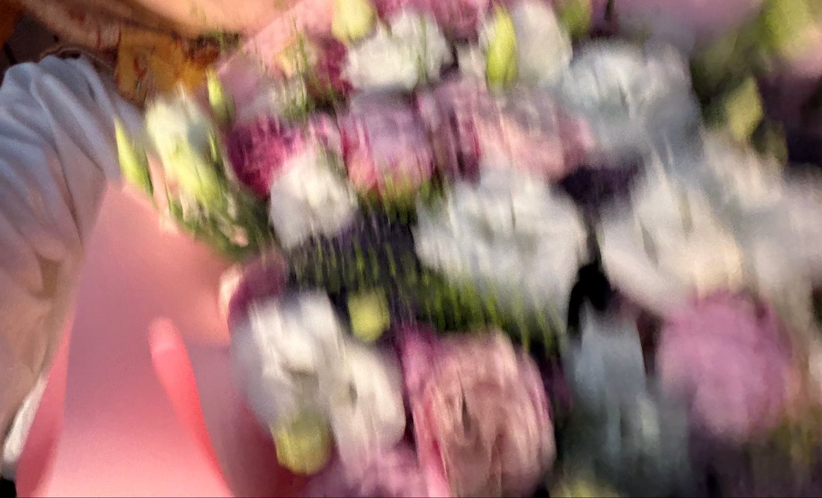 gu1senaa's tweet photo. bir aydır yaklaşık bi altı tane çiçek buketi taşımışımdır ama bir tanesi bile benim değildi 😔 ama her fotoğrafta benimmiş gibiydi heheheh https://t.co/k44pDswr7m