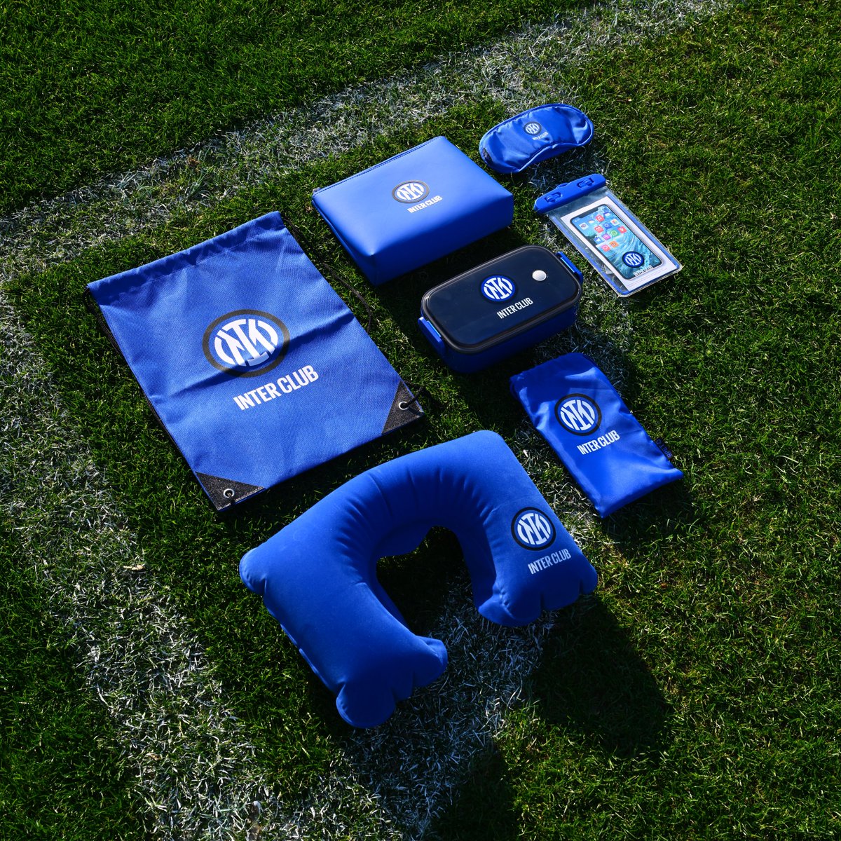 Inter's tweet photo. Per scoprire l'esclusivo kit riservato ai soci Inter Club ti basta un click ⚫🔵

Cosa stai aspettando? 😍 👉 https://t.co/ORKeFwck4n https://t.co/bzKDN96Tc3