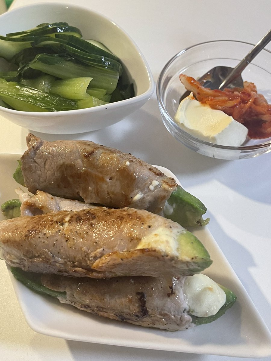 haruacky's tweet photo. もう今週は開き直って食べます
アボカドクリームチーズ肉巻きとJR https://t.co/cGN31g2UHh
