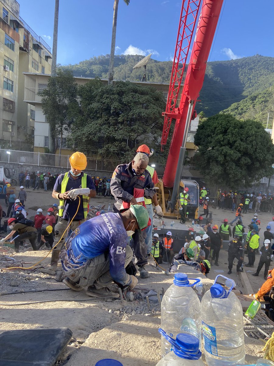 robertocs72's tweet photo. Bomberos que pasaron más de 120 horas continuas sin descansar, trabajaron en el Edf. Rita de San Bernardino, lograron sacar a 6 personas con vida, son de la Estación del Valle 
Cnel. Miguel Martínez 
May. Luis Rodriguez
Ofi. Anderson Torres  
Agradecimiento eterno a su dedicación https://t.co/gmaEqDprjd