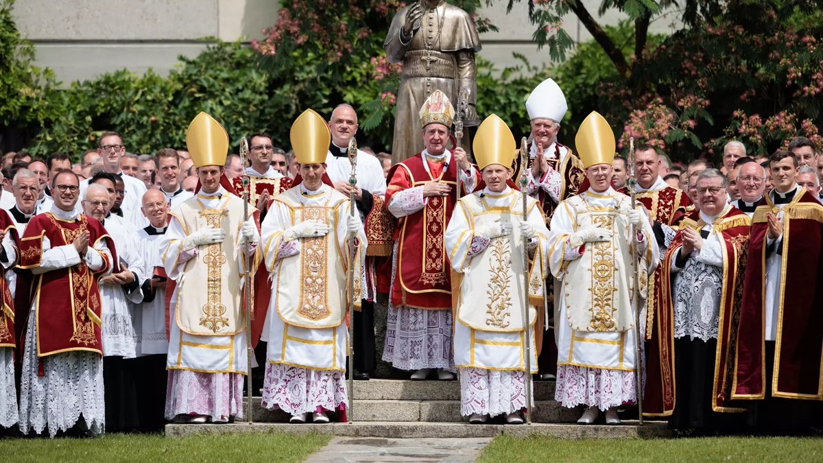 jarldietrich's tweet photo. The position of the SSPX makes zero sense in a Catholic context. How can you on the one hand say you belong to the Catholic Church and adhere to the Pope, call him the Holy Father and the Vicar of Jesus Christ on Earth, and then at the same time call the Catholic Church a "modernist church" with false worship that "destroys the supernatural" and boast about being excommunicated from the same church you claim to belong to? Are there two churches? And then you blatantly disobey the man you say is the Vicar of Christ, breaking both canon law and Divine Law. Sedevacantism makes more logical sense than the SSPX. If its a false heretical church then why even claim to belong to it? This is why after attending the SSPX for two years I had become sedevacantist for four years. It was only after a care re-examination of the documents of Vatican 2, the Novus Ordo Missae and the teachings of the Church on the Visibility of the Church and Universal Peaceful Acceptance that I saw both the sedevacantists and the SSPX were completely wrong. Yes, there is a crisis in the church, and modernists and liberals need to be opposed. But we do that by being obedient to the Pope and adhering to Catholic doctrine.