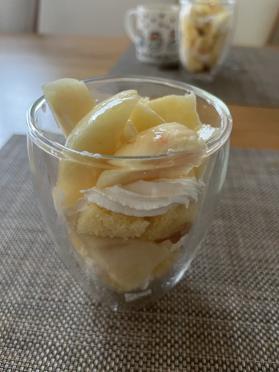 Rico_LifeCoach's tweet photo. 【いいことメモ】
＊今年もお手製🍑パフェ解禁♡
＊やっと順番が回ってきた本。ほっこり癒された〜😌
＊突然の嬉しいインスタライブ✨優しさに溢れた素敵なライブ、お裾分けありがとうございました🥰
#桃 #きょうゴリラをうえたよ #suchmos #藤井風 #kazemos https://t.co/tIjxG9TUHM
