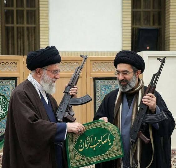 MarianoGiustino's tweet photo. Ecco il link alla mia corrispondenza di questa mattina 2 Luglio 2026, in onda su @RadioRadicale. https://t.co/Vep8C48QjI
- La Repubblica iraniana è sempre più islamica, militarizzata, repressiva e totalitaria, come sempre e più di prima. 
- I messaggi di Mojtaba #Khamenei che spesso si ignorano, delineano il futuro dell'#Iran e di una popolazione a cui è stata affidata una missione: il ba'sat della nazione iraniana, il ba'sat del popolo, il ba'sat degli artisti, una nazione portatrice di missione della ummah islamica attore della Rivoluzione islamica permanente.
- Rivoluzione islamica che è solo all'inizio per un sistema islamico, un governo islamico, una società islamica e, infine, una nuova civiltà islamica da diffondere nella regione e nel modo per spazzare via gli Stati Uniti, Israele e la cultura occidentale.
- Il popolo iraniano, secondo la visione di #khomeinista di Mojtaba Khamenei dovrà costituirsi come una forza in lotta per la resistenza contro gli Stati Uniti e #Israele, per il sostegno agli alleati regionali di Teheran e all'affermazione che l'Iran stia contribuendo a plasmare un nuovo ordine regionale e globale.
- La resistenza rimane centrale. 
- È il richiamo al “Janfada”, la campagna di reclutamento dei “kamikaze dell’Islam” per la chiamata dei pasdaran ad unirsi "per il Sacrificio della Vita" contro il “nemico americano e sionista per difendere le vaste pianure dell’amata patria (la uhmma islamica)”.
- Questo linguaggio collega inoltre Mojtaba Khamenei a uno dei temi ideologici centrali di Ali Khamenei.
- Per anni, l'ex Guida Suprema ha parlato di un processo in cinque fasi che porterebbe a una nuova civiltà islamica.
- In #Siria, il presidente #Sharaa annuncia le nomine dei deputati del Parlamento transitorio, le minoranze crisitane, druse e alawita sono rappresentate, ma nessun curdo delle #SDF è stato nominato.
Buon ascolto!