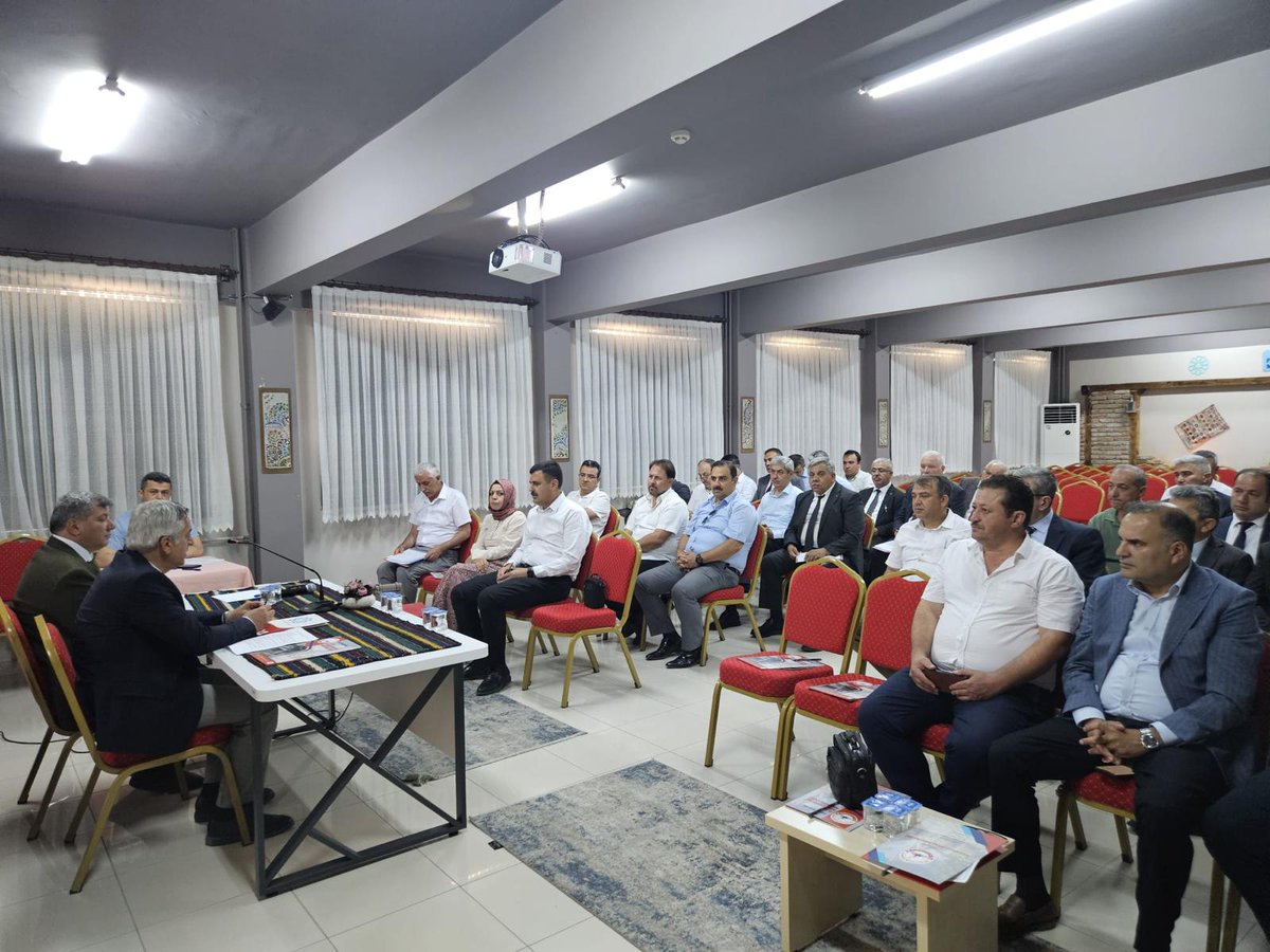 konyamem's tweet photo. İLÇE MİLLİ EĞİTİM MÜDÜRLERİ KURULU VE 2025-2026 EĞİTİM ÖĞRETİM YILI SONU DEĞERLENDİRME TOPLANTISI, İL MİLLİ EĞİTİM MÜDÜRÜMÜZ MURAT YİĞİT'İN BAŞKANLIĞINDA SEYDİŞEHİR İLÇEMİZDE GERÇEKLEŞTİRİLDİ  

Millî Eğitim Bakanlığı Eğitim Kurumları ve Zümreleri Yönergesi kapsamında İlçe Milli Eğitim Müdürleri Kurulu ve 2025-2026 Eğitim Öğretim Yılı Sonu Değerlendirme Toplantısı; il yöneticileri ve ilçe milli eğitim müdürlerinin katılımıyla; Seydişehir ilçemizde, Seydişehir Seyyid Harun Anadolu Lisesi Konferans Salonu’nda 02 Temmuz 2026 tarihinde gerçekleştirildi.  

Toplantı sonrası Seydişehir Kaymakamı Mustafa Hamit Kıyıcı ve Belediye Başkan Vekili Ramazan Harmancı, il ve ilçe yöneticilerimizle bir araya geldiler.

@tcmeb
@Yusuf__Tekin
@TCKonyaValiligi
@Vali_Akin
@Konyabuyuksehir
@u_ibrahim_altay
@gokhanmurat1
@SeydisehirKym
#BizimOkulumuz #BaşarmayaHazırım #Konyamem