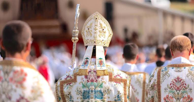 feschmittvet's tweet photo. O decreto do Vaticano de hoje excomungando bispos da Fraternidade São Pio X (FSSPX) traz um choque de realidade necessário: a estética tradicional não substitui o primado da obediência. Não existe defesa do catolicismo fora da comunhão com a cadeira de Pedro. https://t.co/7hJBtDFfgV