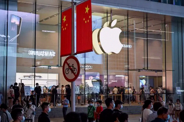 EmilieSeguela's tweet photo. Apple's talking to two Chinese chip makers that are on a Pentagon blacklist about buying memory chips from them. They're trying to ease the global memory shortage. 🇨🇳 #Bloomberg https://t.co/y5XaWK0Tih