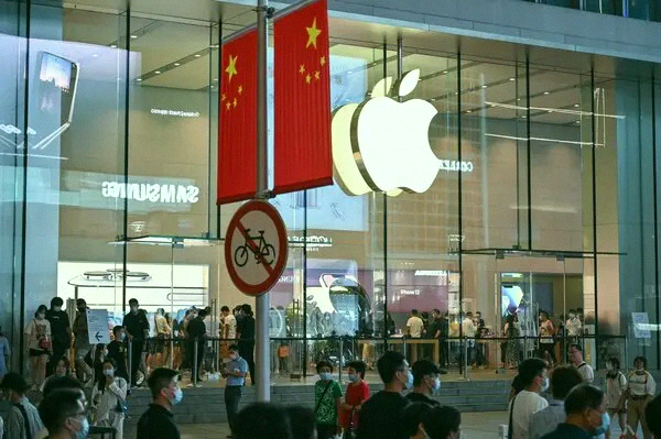 a9019324's tweet photo. Apple's in talks to buy memory chips from two Chinese chipmakers that are on a Pentagon blacklist 🇨🇳. They're trying to ease the global memory shortage, according to Bloomberg. https://t.co/OUQR2medPi