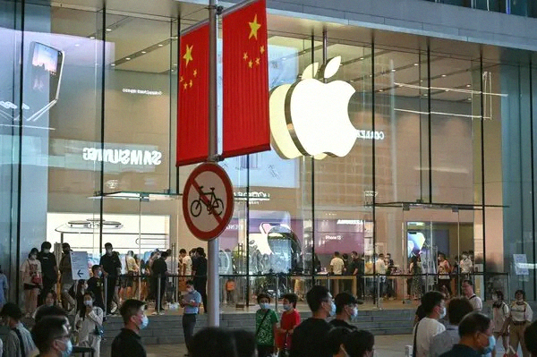 twangel1983's tweet photo. Apple's looking to buy memory chips from two Chinese semiconductor companies that are actually on the Pentagon's blacklist. They're trying to deal with the global chip shortage. 🇨🇳 #Bloomberg https://t.co/wUp74LtOiX