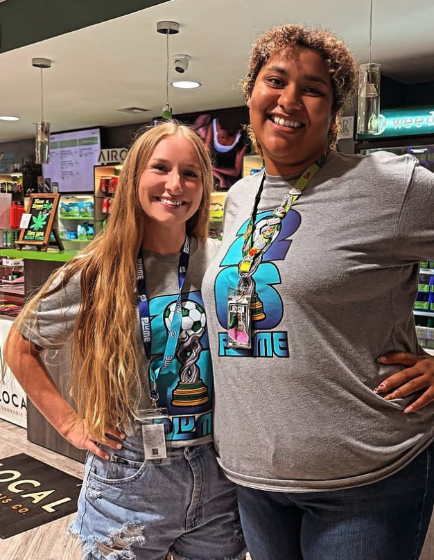naturemedmo's tweet photo. A huge thank you to Tanner for visiting our Gladstone team and sharing knowledge!

This photo with Jasmine captures her passion for education, community, and creating an incredible guest experience. We appreciate the support!

@naturemedmo 

#NatureMed #CannabisEducation #Community #plumecannabis