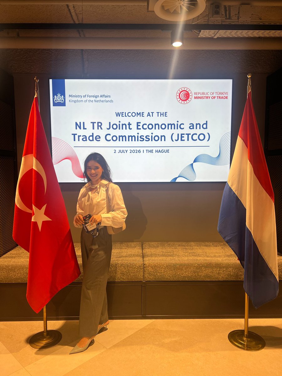 hocaoglumel's tweet photo. DEİK'ten fiziksel olarak ayrılalı 5 yıl oldu ama DEİK ruhu bir ömür benimle kalacak😊 @deikiletisim 

Bugün Hollanda-Türkiye İş Forumu ve NL-TR Ortak Ekonomik ve Ticaret Komisyonu (JETCO) toplantısındayız. 🇹🇷🇳🇱

Lahey'de iki ülke arasındaki ekonomik ve ticari ilişkileri güçlendirmek için önemli bir buluşma. Ticaret Bakanlığı ve Hollanda Dışişleri Bakanlığı ev sahipliğinde gerçekleşti. @minbuza 

Hollanda'ya hoşgeldiniz!  @NailOlpak , @CanerColak_ , @iBarisc 🇹🇷🇳🇱