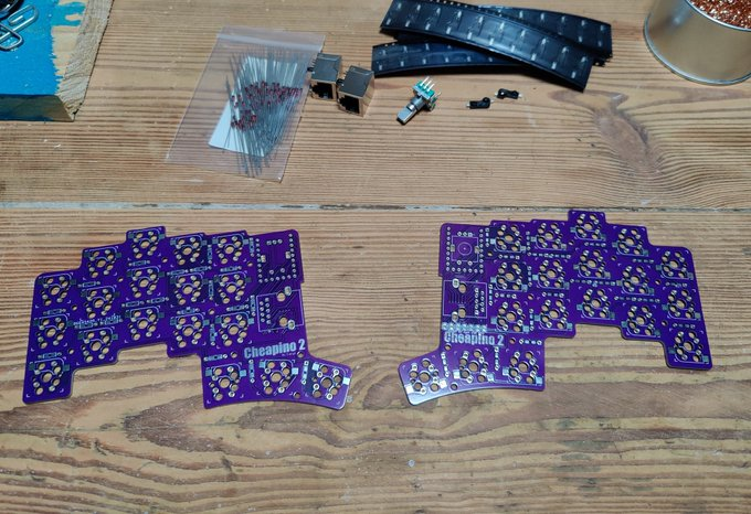 SergioGMN's tweet photo. Si hubiese construido mi teclado de 35€ después de la tasa de los 3€:

- Tornillos +3€
- Inserciones +3€
- Sockets +3€
- Transistores +3€
- Cables +6€
- Conectores +3€
- Placa base +3€
- MCU +3€
- Switches +3€
- Keycaps +3€

Total en IMPUESTOS EXTRA 40€ (se suma iva) https://t.co/HVv4orT93X