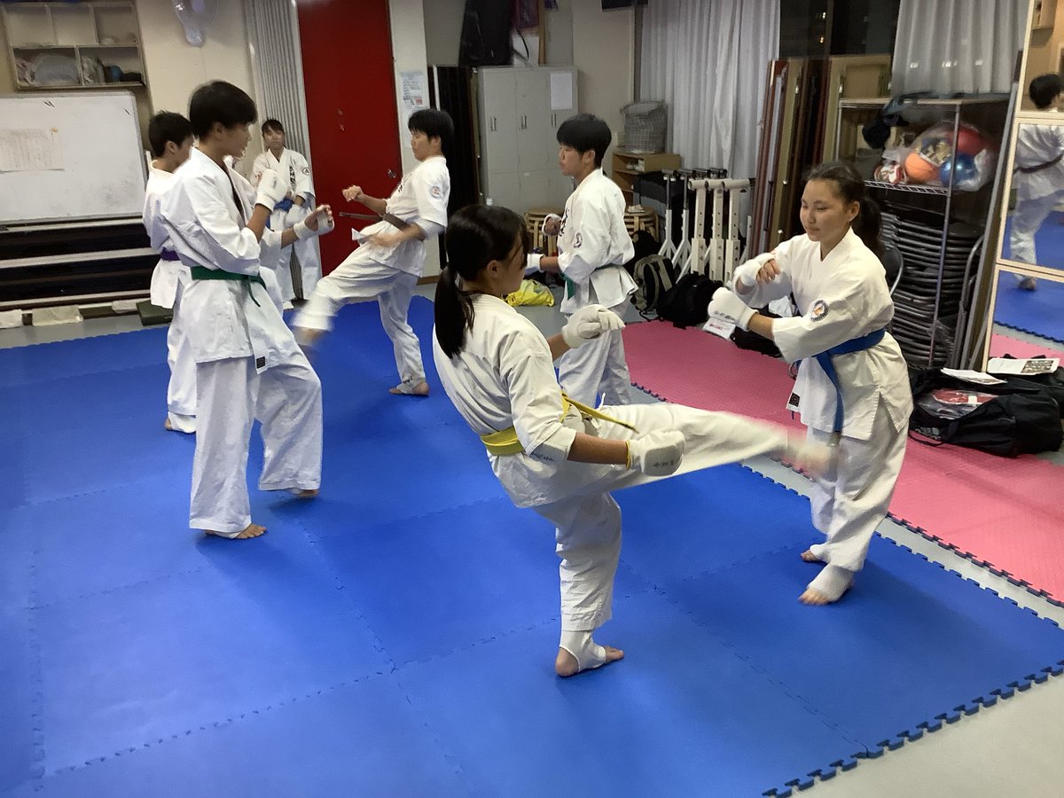 bugenjukukantou's tweet photo. 空手道武現塾 中高生クラス。と言うか、中高生だけたまたま集まりました^_^  JR稲毛駅前スタジオアドバンスにて。
https://t.co/a0w30NZ0e9
#空手道
#武現塾
#千葉市
#稲毛
#中学生 https://t.co/v2LpfipHec
