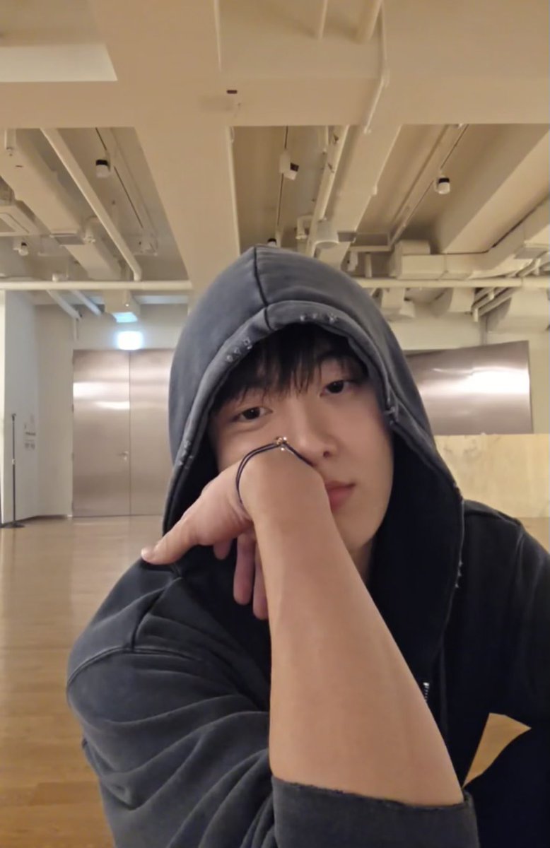CaliRoha's tweet photo. 산하가 다 말하지 못하는 것들이 있겠지만 난 자신있게 말할 수 있어- 이번 3집이 윤산하의 가장 큰 성장을 이루어낸 앨범이라고.
3집 음방 후반부에 갑자기 독기 가득담고 나오더니 위버스콘에서 작두타고- 챌린지 50개(쯤) 찍어온거 절대 잊지 않을게
때론 인생이 우리가 생각했던대로 흘러가지 않지만, 산하 말대로 후에 웃으며 돌이켜볼 수 있는 시간이었음 좋겠다. 솔직해줘서 고마워 댓글창으로밖에 위로의 말을 해줄 수 없어 미안했지만- 우리의 아이돌이 되어주어 고마워
나 이번 팬콘 진짜진짜 기대중이야. 거의 다 핸드마이크라니 도대체 얼만큼 성장한거야🫶🏻
#윤산하 #YOONSANHA
