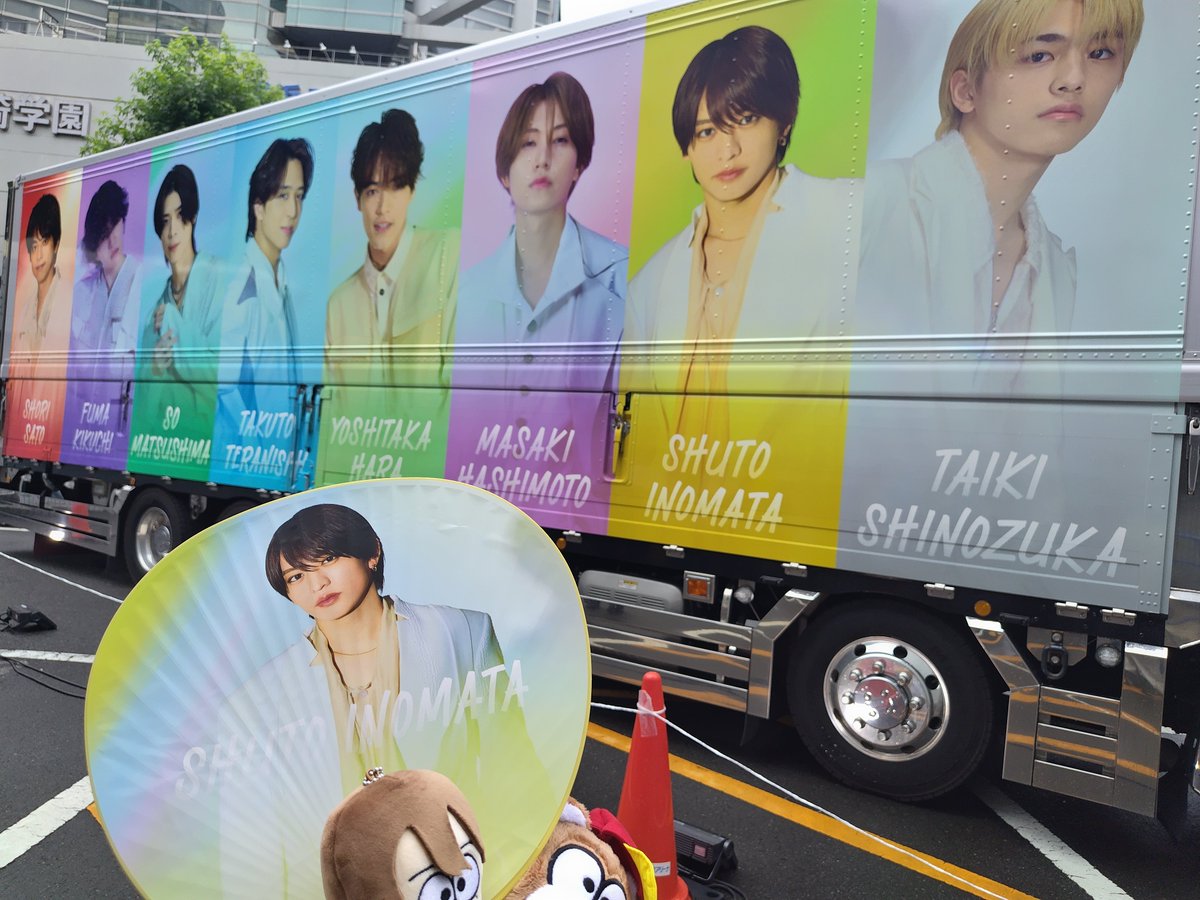 KisTraK_Ai0307's tweet photo. 今日 横アリグッズ参戦行ってきたよ
昼公演始まったとき
グッズ買ったよ！！
しゅーとくん💛髪色可愛い！！
そろそろ変わるかな？思ったよ😂
似合ってる！！
風磨くん💜髪色
女の子みたいで可愛い！！
オンラインで買えなかったグッズ
買えて良かった😭
しゅーとくん💛担だけど
原ちゃん団扇まで買ったよ😂
最近 原ちゃんも好き！！
生配信も決まったね🎊
私はオーラス前の昼公演に
参戦するよ！！ 楽しみ😂
#timelesz_episode2
#timelesz #タイムレス
#猪俣周杜   #原嘉孝 
#横浜アリーナ  #横アリ