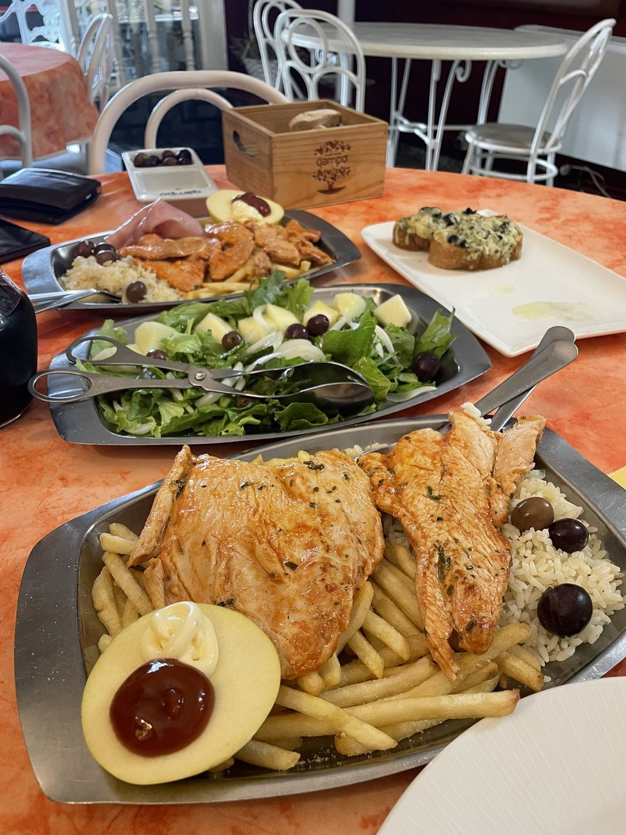 mnvancnd's tweet photo. 連日35℃以上の気温が続くポルトガル🇵🇹

乗り越えるコツは美味しいもの食べてパワーチャージ、少しマシになる夜に外に出て公園でピクニック🧺 https://t.co/SCDv7tW7ug