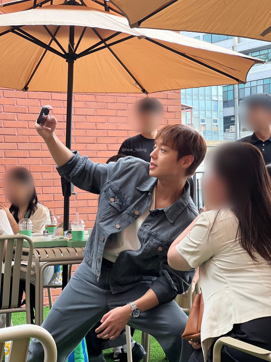 giniee__2's tweet photo. 260702 농협은행 팝업 

나두 박지훈 보고 싶어서 우는 중 🥹💦
내 여자들이랑 같이 셀카 찍으려고 
무릎 그냥 꿇어버리는 거 뭔가의 느낌을 줌...
와중에 띨롱 동글한 저 뒷통수는 왤케 ㄱㅇㅇ
#박지훈 #PARKJIHOON https://t.co/uHXBX0VuAo