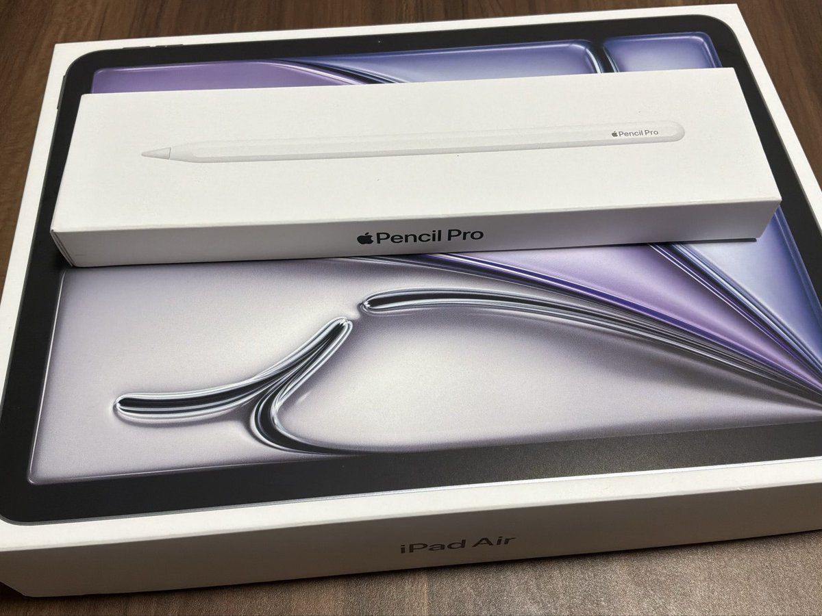asian_hawk_'s tweet photo. アップルペンシルもついに来た…！
とても良いけど、やはり慣れるまで時間はかかり��う
でもこれでどこでも絵が描けます！！ https://t.co/mCHIwJzEk6