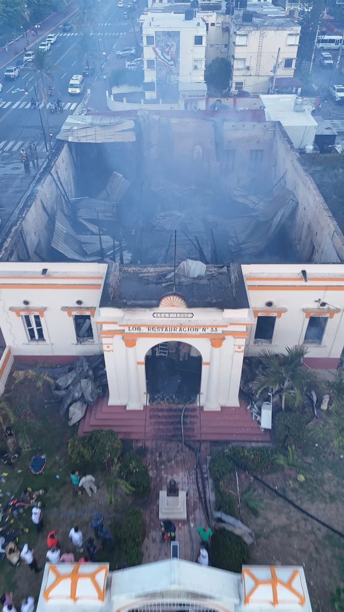 haymet's tweet photo. Hay coincidencias que dejan dudas , los bomberos de Puerto Plata están a metros de la Logia de la Restauración fundada en 1867 que fue totalmente consumida por un incendio pero lo peor no es esto es que hace una semana lo trasladaron por las condiciones del cuartel de bomberos , https://t.co/ZDMt2NVIEt