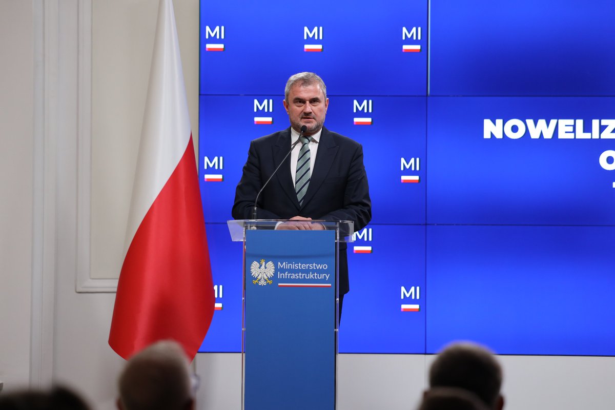 MI_GOV_PL's tweet photo. 🚌Przełom w walce z wykluczeniem komunikacyjnym!

Rozpoczynamy najważniejszą od 16 lat reformę publicznego transportu zbiorowego w Polsce. 

Wiceminister @Stan_Bukowiec przedstawił założenia projektu nowelizacji ustawy o publicznym transporcie zbiorowym, którego pierwsze czytanie odbywa się dziś w Sejmie.

Skala problemu jest ogromna - wykluczenie transportowe nadal dotyka blisko 30% mieszkańców Polski, czyli około 10 mln osób, które mają problem z dojazdem do pracy, szkoły czy lekarza.

Dlatego wprowadzamy ogólnopolski standard dostępności transportu publicznego:
✅ co najmniej 4 pary połączeń w dni robocze,
✅ co najmniej 2 pary połączeń w dni wolne,
między stolicą województwa a siedzibami powiatów oraz między siedzibami powiatów i gmin.

Projekt zakłada też lepsze połączenie autobusów i kolei, rozwój transportu na żądanie oraz cyfrowe rozkłady jazdy dla komfortu pasażerów.

Nadrzędny cel to zapewnienie mieszkańcom realnego dostępu do komunikacji publicznej, niezależnie od tego, czy mieszkają w dużym mieście, małym miasteczku czy na wsi.

Zwiększyliśmy także budżet Funduszu z 800 mln zł w 2023 r. do 1,2 mld zł. To konkretna odpowiedź na potrzeby mieszkańców miejscowości, w których przez lata transport publiczny był zaniedbywany albo całkowicie zanikał.

#WykluczenieKomunikacyjne