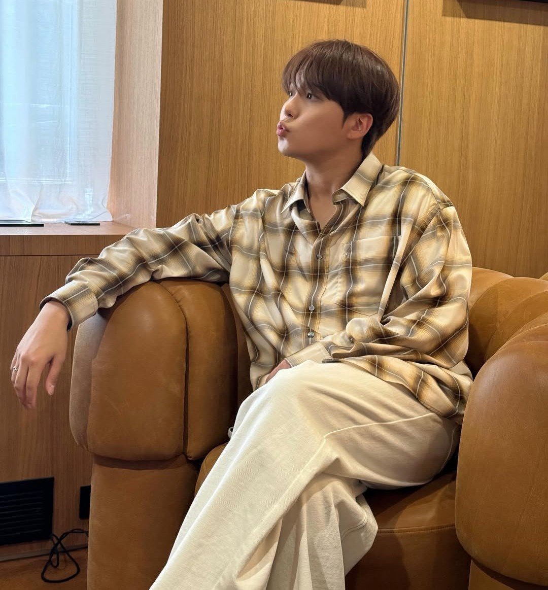 aboutstrwbrryeo's tweet photo. jngsng

cw mentions of alcohol

ys pouts as he scans the cooler. no melon vodka. just his luck, he thinks.

"here."

the exact drink he was looking for breaks into his line of sight. ys tracks the hand holding it upward and his eyes widen when he spots jh offering the can to him. https://t.co/151c8SJPdl